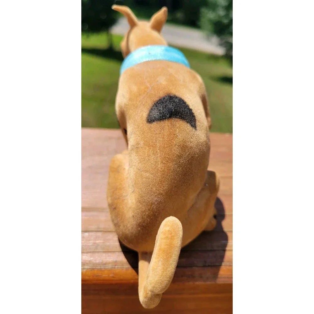 FLOCKED VELVET TEXTURE SCOOBY DOO HOLDING UP PAW COLLECTIBLE BOBBLE HEAD NODDER